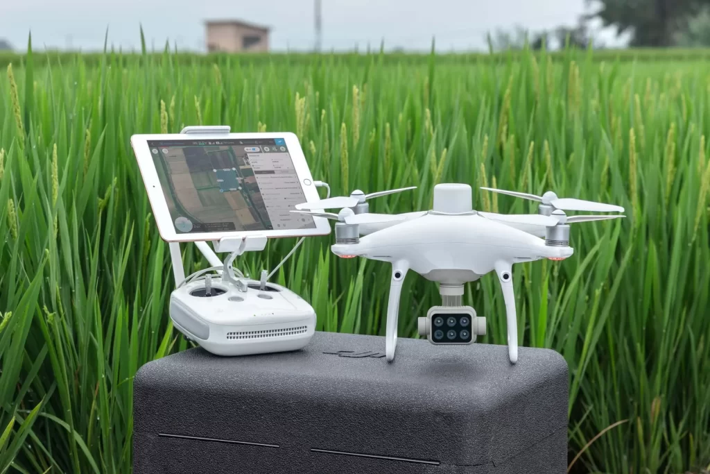 drone agricoltura con controller e tablet.